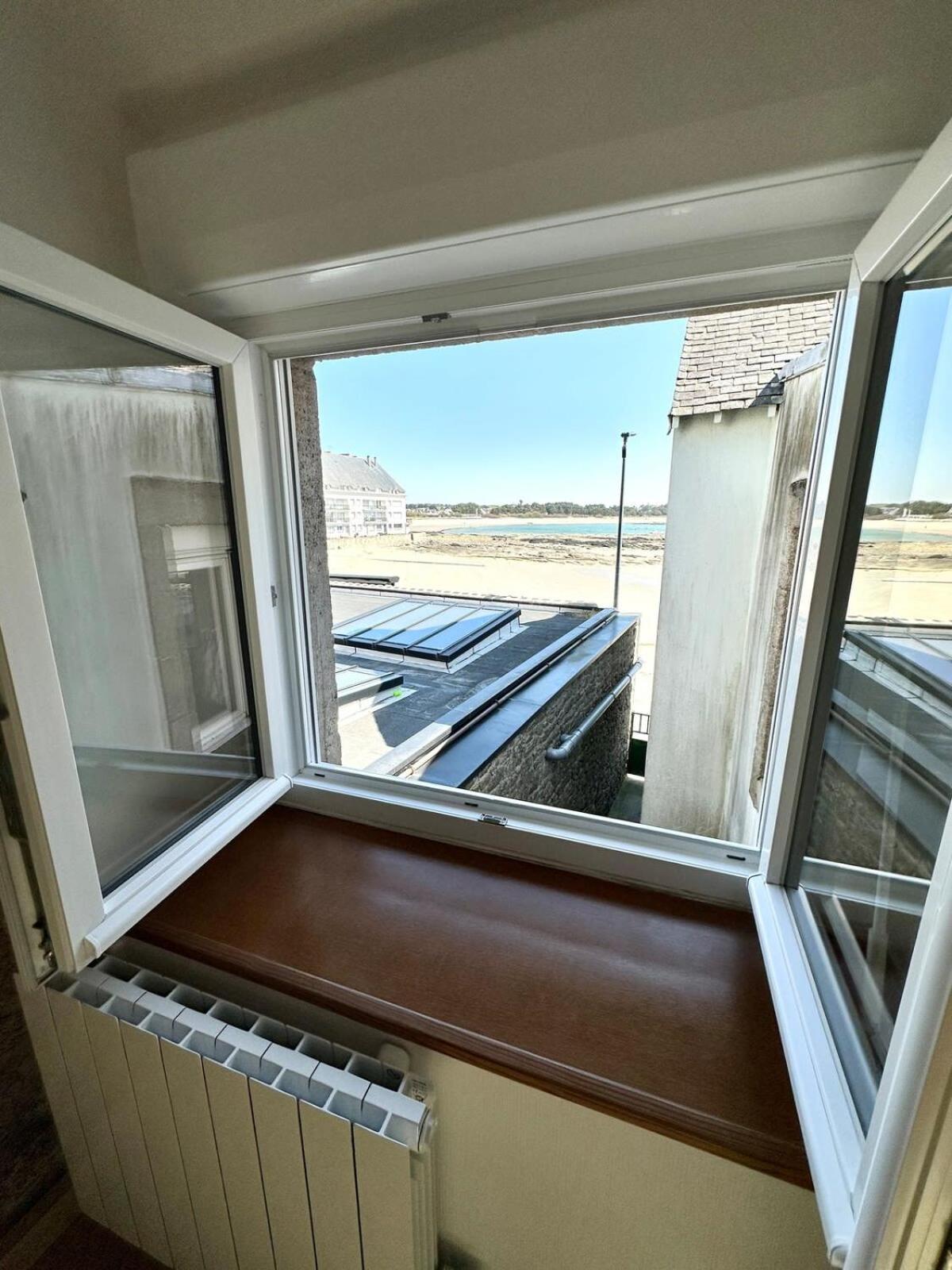 Maison De Pecheur Atypique Les Pieds Dans L'eau