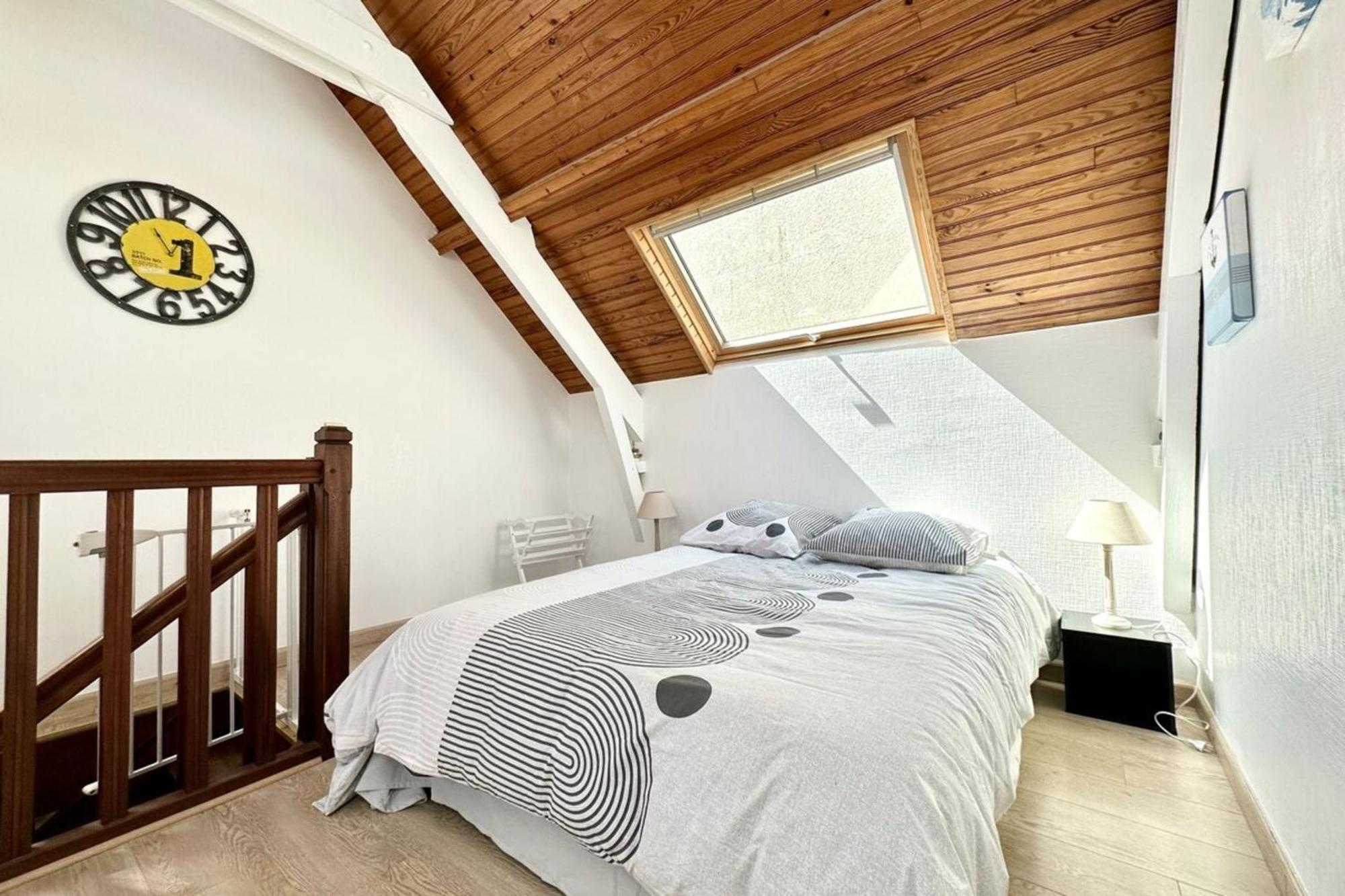 Holiday home Maison De Pecheur Atypique Les Pieds Dans L'eau
